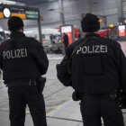 Policías hacen guardia en la estación de tren de Múnich.