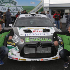Vallejo (d) junto a su hermano y copiloto Diego posan junto al Citröen DS3 R5 con el que buscará sumar su tercer título nacional. RAMIRO