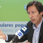El vicesecretario de Organización y Electoral del PP, Carlos Floriano, durante la entrevista.