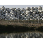 Los fardos de basura se apilan en la finca El Busto, en Santa María del Páramo, desde el año 2001.