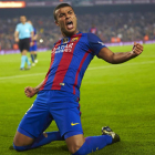 Rafinha celebra su gol, el único del partido entre el Barcelona y el Granada. ALEJANDRO GARCÍA