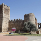 En la página de la izquierda, de arriba a abajo, la plaza Mayor con la iglesia y el Ayuntamiento, el pórtico de la entrada a la iglesia de San Juan Bautista y el paseo junto al reguero que cruza la villa de norte a sur. En el centro, el castillo con su esbelta torre del homenaje. Arriba, la salida de la iglesia del personaje de San Sebastián al comienzo de la procesión del Corpus Christi. Abajo, la iglesia de Nuestra Señora del Arrabal.