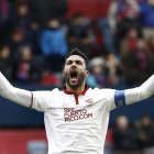 El centrocampista del Sevilla Vicente Iborra celebra la victoria ante Osasuna.