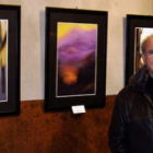 El artista leonés Luis Prado Allende posa junto a varias de sus obras.