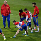 Del Bosque dirige uno de los últimos entrenamientos de la selección española. JAVIER LIZÓN