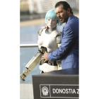 Antonio Banderas con la robot Cleo.