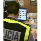 Un miembro de la policía trabaja sobre los datos de un ordenador
