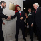 El juez decano de Ponferrada estrecha la mano del ministro, junto al subdelegado del Gobierno y el presidente del TSJ de Castilla y León