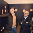 El artista, junto al alcalde y la concejala de Cultura. R. PRIETO