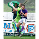 El meta visitante Heredia se anticipa al bañezano Richy.