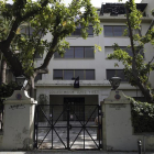 Alrededor de cuarenta okupas han "asaltado" a primera hora de hoy el colegio mayor Luis Vives de Valencia, cerrado desde 2012.