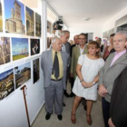 Carrasco observa las fotografías de la exposición que inauguró ayer en Mar del Plata.