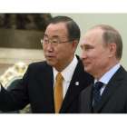 El secretario general de la ONU, Ban Ki-Moon y el presidente ruso, Vladimir Putin, durante su reunión en el Kremlin.