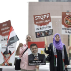 Simpatizantes de Mursi protestan ante la embajada de Egipto en Alemania.