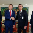 Presidente de Brasil  Jair Bolsonaro  quien saluda al presidente del Tribunal Supremo de Justicia de Venezuela en el exilio  Miguel Angel Martin,  el representante de la OEA Gustavo Cinosi  y el ministro de Relaciones Exteriores de Brasil  Ernesto Araujo.