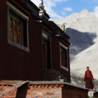 Un monje tibetano junto a la entrada del templo budista del monte Kailash en Ngari (Tíbet).