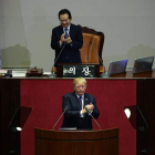 Trump aplaude después de dar un discurso en la Asamblea Nacional en Seúl. CHUNG SUNG-JUN