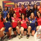 Las jugadoras del Cleba presentan sus nuevas equipaciones.