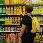 Una mujer, ayer, ante las bebidas azucaradas de un supermercado.