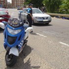 Una agente de la policía bañezana vigila el tráfico en el cruce de la carretera de La Magdalena