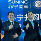 Erick Thohir (segundo por la izquierda), presidente del Inter, y Zhang Jindong (a su izquierda), presidente de la conmpañía Suning, presentan el acuerdo, esta mañana, en Nanjín