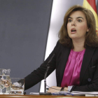 La vicepresidenta del Gobierno, Soraya Sáenz de Santamaría, ayer en rueda de prensa.