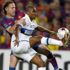 Eto'o protege un balón ante Milito