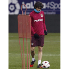 Tiago Mendes volvió a los entrenamientos. JAVIER LIZÓN