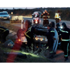 Efectivos del Cuerpo de Bomberos, durante las labores de rescate del cadáver en la cuneta de la carretera .