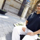 Aitor Olivares, director del Coro Ángel Barja, sentado delante de la Catedral de León