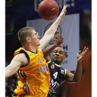 Davis intenta taponar el lanzamiento del madridista Draper.