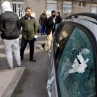 Un coche con uno de los impactos. MARISCAL