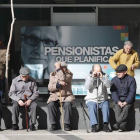 Jubilados leoneses en la parada del autobús