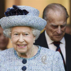 La Casa Real británica convoca una reunión de emergencia en el Palacio de Buckingham La reina Isabel II de Inglaterra (i) y su marido, el duque Felipe de Edimburgo.