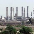 Vista de una planta de refinería de petróleo en la region de Jubail en Arabia Saudi