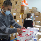 Un trabajador clasifica medicamentos. CARLOS LEMOS