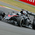 Fernando Alonso a los mandos de su McLaren ayer en el GP de Gran Bretaña.