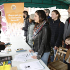La concejala Marta Mejías atiende a jóvenes que se acercaron a pedir información. RAMIRO