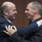 Guindos pone su brazo por encima de Varoufakis.