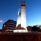 La estatua de la Carrasca, frente al parque de El Plantío, luce desde ayer su nueva imagen.