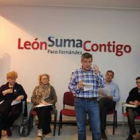 El alcalde de León se dirige a una veintena de representantes de las asociaciones de vecinos de León