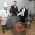 En el centro, el cocinero Sergio García, en 2013 entre el cocinero del festival y el alcalde .