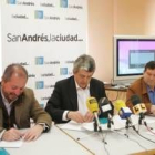 Ignacio Tejera, Miguel Martínez y Manuel Rocha, en la firma del convenio de colaboración
