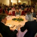 El alcalde de la ciudad conversa con Amparo Valcarce durante la comida