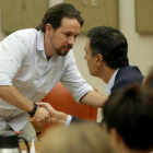 Iglesias y Sánchez se saludan en el Congreso de los diputados, en agosto del 2016.