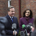 David Cameron y la ministra británica para Irlanda del Norte, Theresa Villiers.