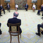 El rey Felipe VI recibe ayer en audiencia a una representación de la Fundación Sociedad y Empresa Responsable. JOSÉ JIMÉNEZ