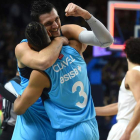 Los jugadores de Estudiantes Clavell y Gentile celebran la victoria ante el Real Madrid. FERNANDO VILLAR