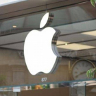Logotipo de Apple en una tienda de la compañía en California.