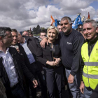 Le Pen posa junto a empleados de la firma Whirlpool frente a la fábrica de la compañía. C. PETIT TESSON